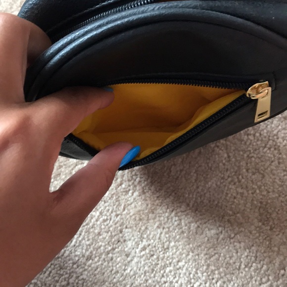 shocked emoji face chained purse - Picture 4 of 4